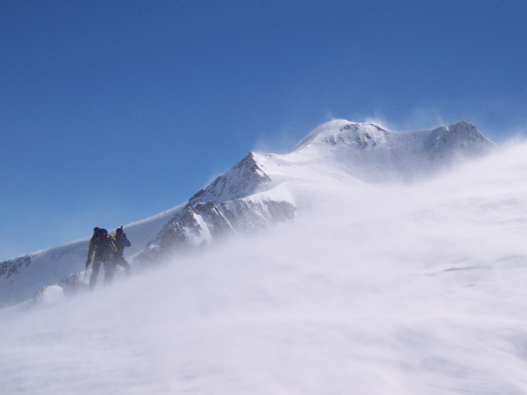 sneeuwstorm over bergtop